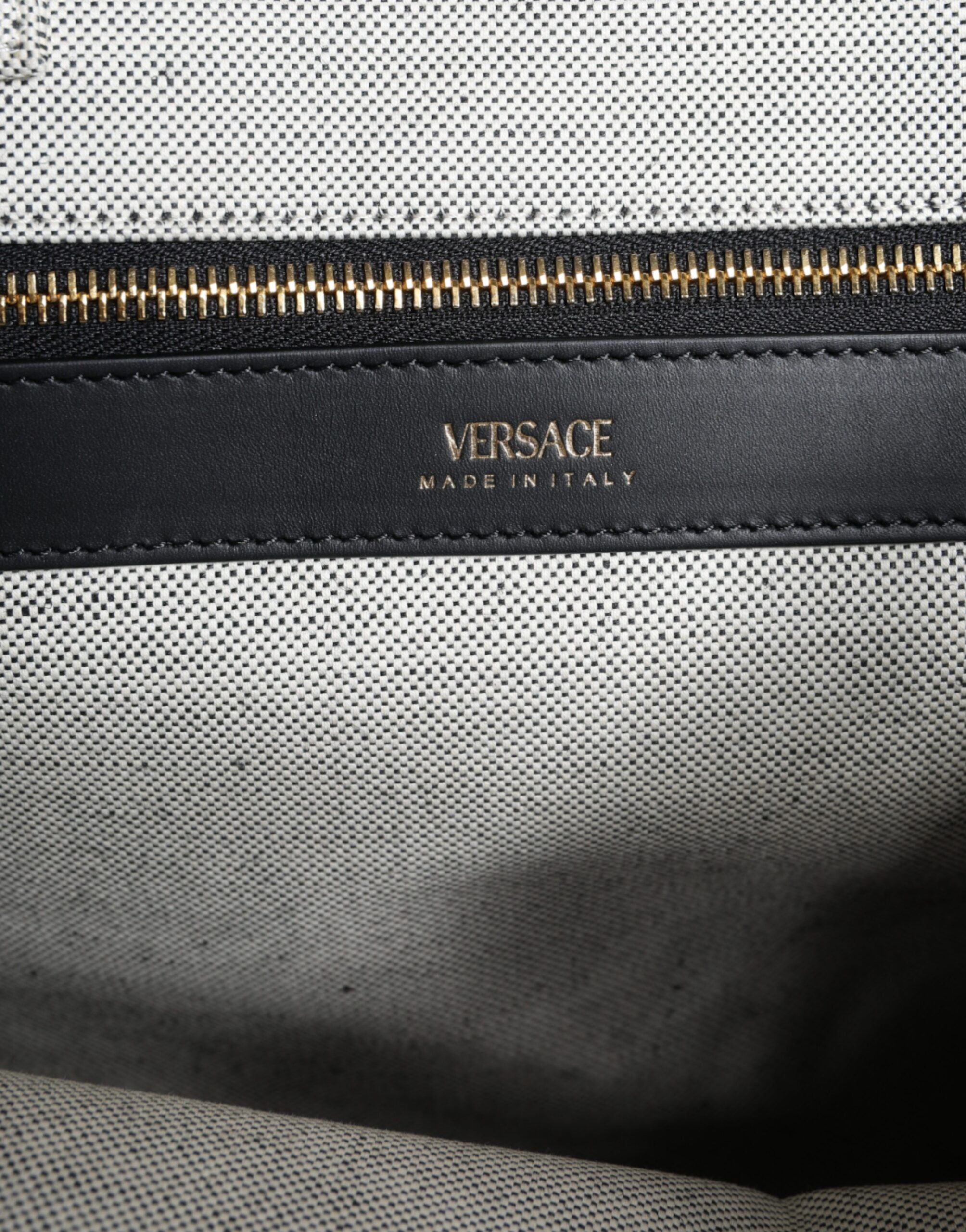 White Top Handle Canvas Leather Logo Crossbody Tote BagVERSACE Absolutely stunning, 100% Authentic, brand new with tags VERSACE tote bags. Brand logo, solid color, crossbody strap. Model: Tote bag Material: VL100%, WV66% VI19% PA10% WS5% Color: White, Bla