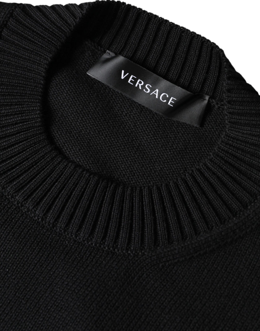 Black Medusa Embroidery Crew Neck Pullover SweaterVERSACE Absolutely stunning, 100% Authentic, brand new with tags VERSACE embroidered pullover sweater crafted from cotton features a long sleeves and crew neck. Model: Pullover sweater Colour: Black Materi