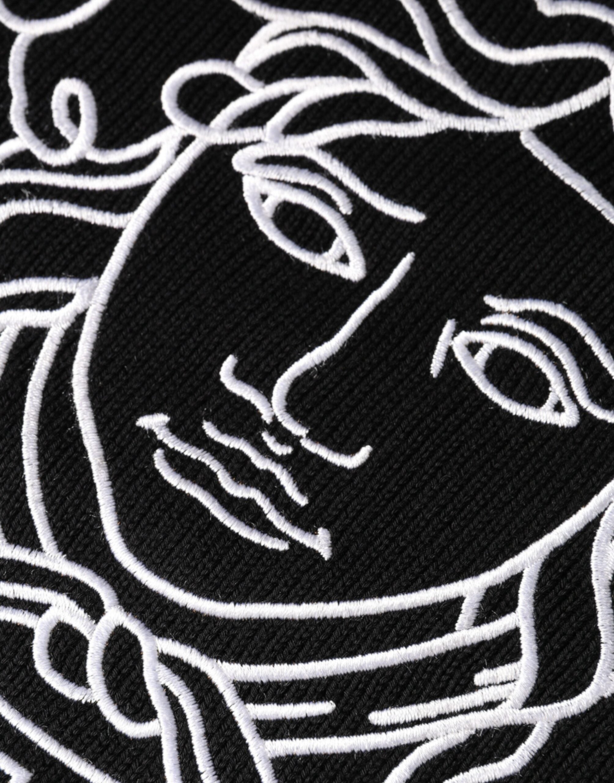 Black Medusa Embroidery Crew Neck Pullover SweaterVERSACE Absolutely stunning, 100% Authentic, brand new with tags VERSACE embroidered pullover sweater crafted from cotton features a long sleeves and crew neck. Model: Pullover sweater Colour: Black Materi