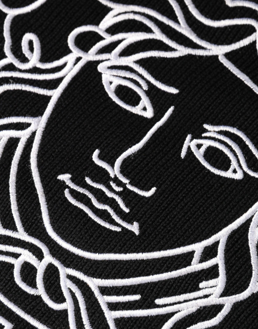 Black Medusa Embroidery Crew Neck Pullover SweaterVERSACE Absolutely stunning, 100% Authentic, brand new with tags VERSACE embroidered pullover sweater crafted from cotton features a long sleeves and crew neck. Model: Pullover sweater Colour: Black Materi