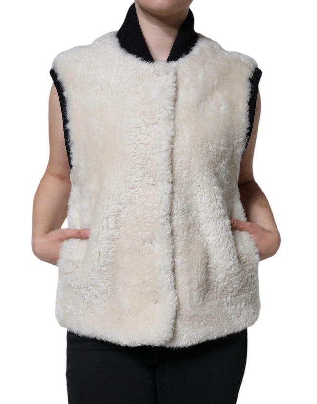 White WARRENFORD Shearling Leather Vest Coat JacketBURBERRY Absolutely stunning, 100% Authentic, brand new with tags BURBERRY WARRENFORD shearling vest jacket. Colour: White Model Vest jacket Material: 100% Sheep Shearling Full button closure Front pocket