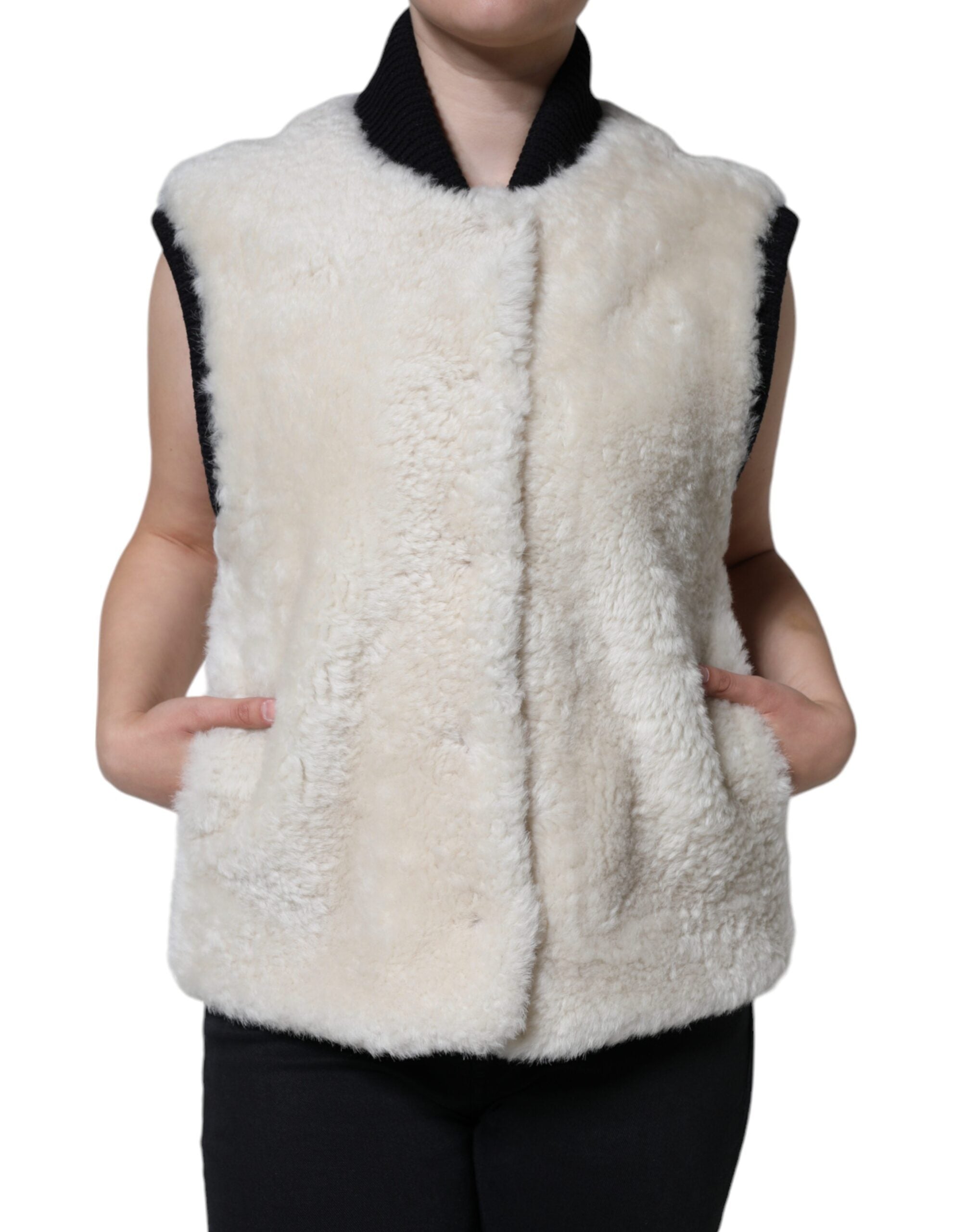 White WARRENFORD Shearling Leather Vest Coat JacketBURBERRY Absolutely stunning, 100% Authentic, brand new with tags BURBERRY WARRENFORD shearling vest jacket. Colour: White Model Vest jacket Material: 100% Sheep Shearling Full button closure Front pocket