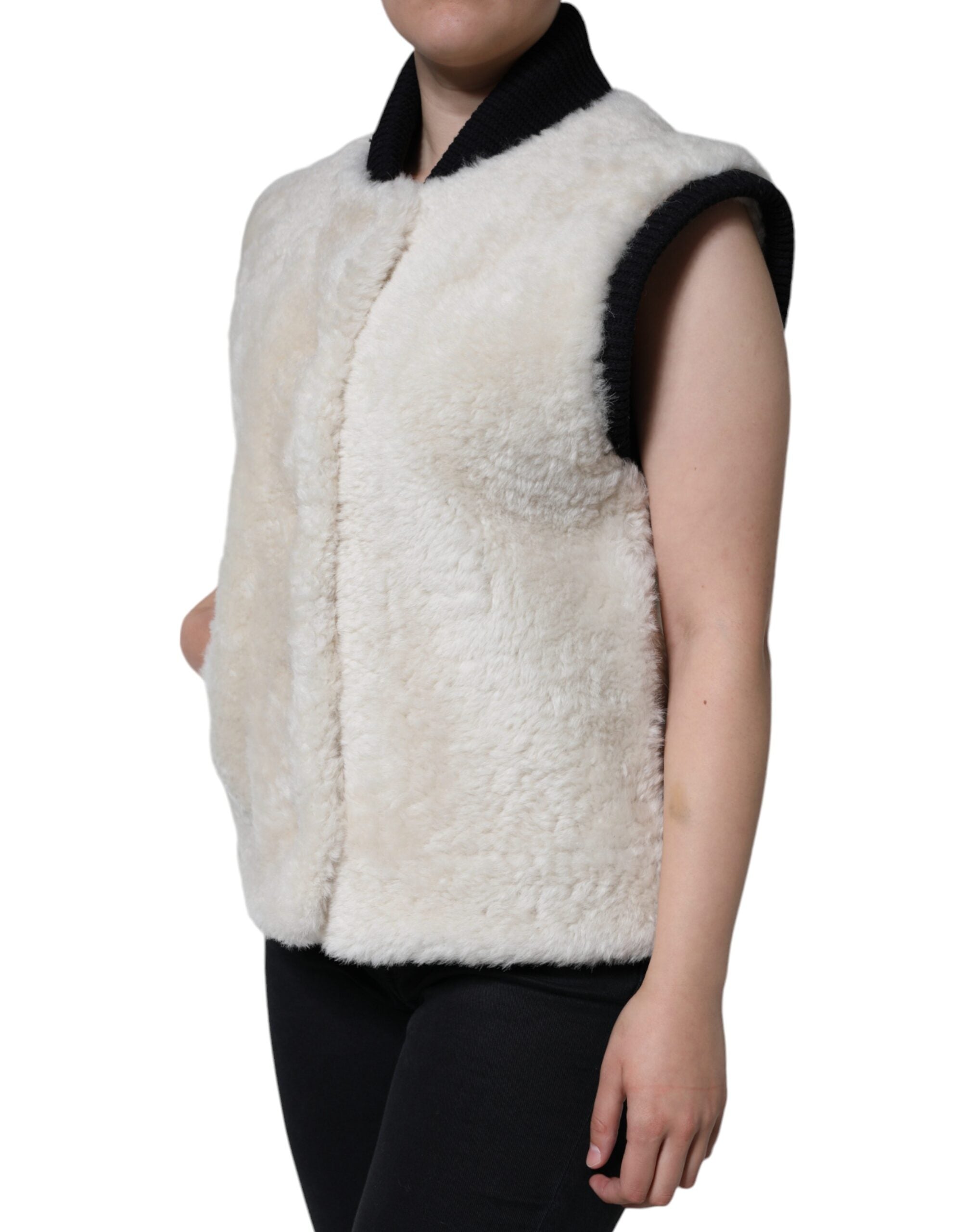 White WARRENFORD Shearling Leather Vest Coat JacketBURBERRY Absolutely stunning, 100% Authentic, brand new with tags BURBERRY WARRENFORD shearling vest jacket. Colour: White Model Vest jacket Material: 100% Sheep Shearling Full button closure Front pocket