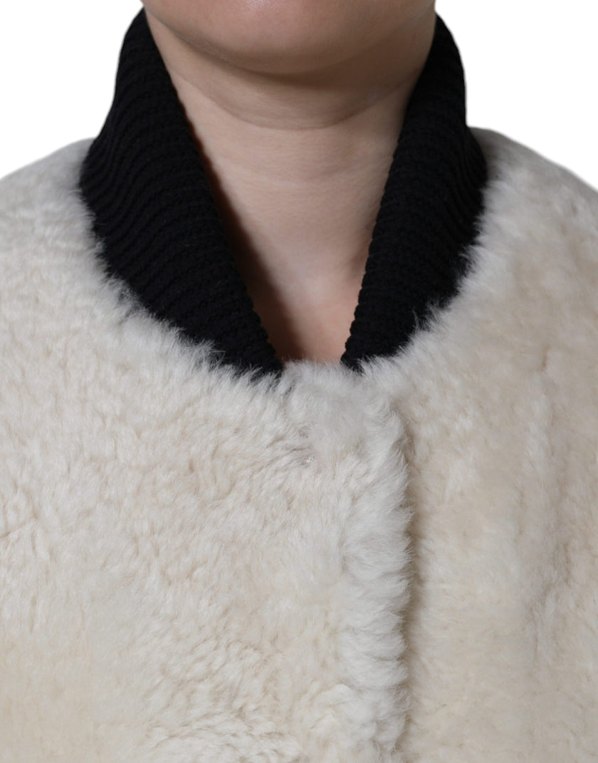 White WARRENFORD Shearling Leather Vest Coat JacketBURBERRY Absolutely stunning, 100% Authentic, brand new with tags BURBERRY WARRENFORD shearling vest jacket. Colour: White Model Vest jacket Material: 100% Sheep Shearling Full button closure Front pocket