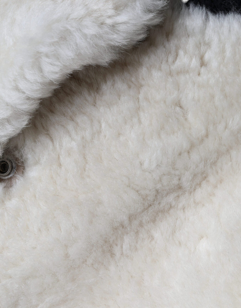 White WARRENFORD Shearling Leather Vest Coat JacketBURBERRY Absolutely stunning, 100% Authentic, brand new with tags BURBERRY WARRENFORD shearling vest jacket. Colour: White Model Vest jacket Material: 100% Sheep Shearling Full button closure Front pocket