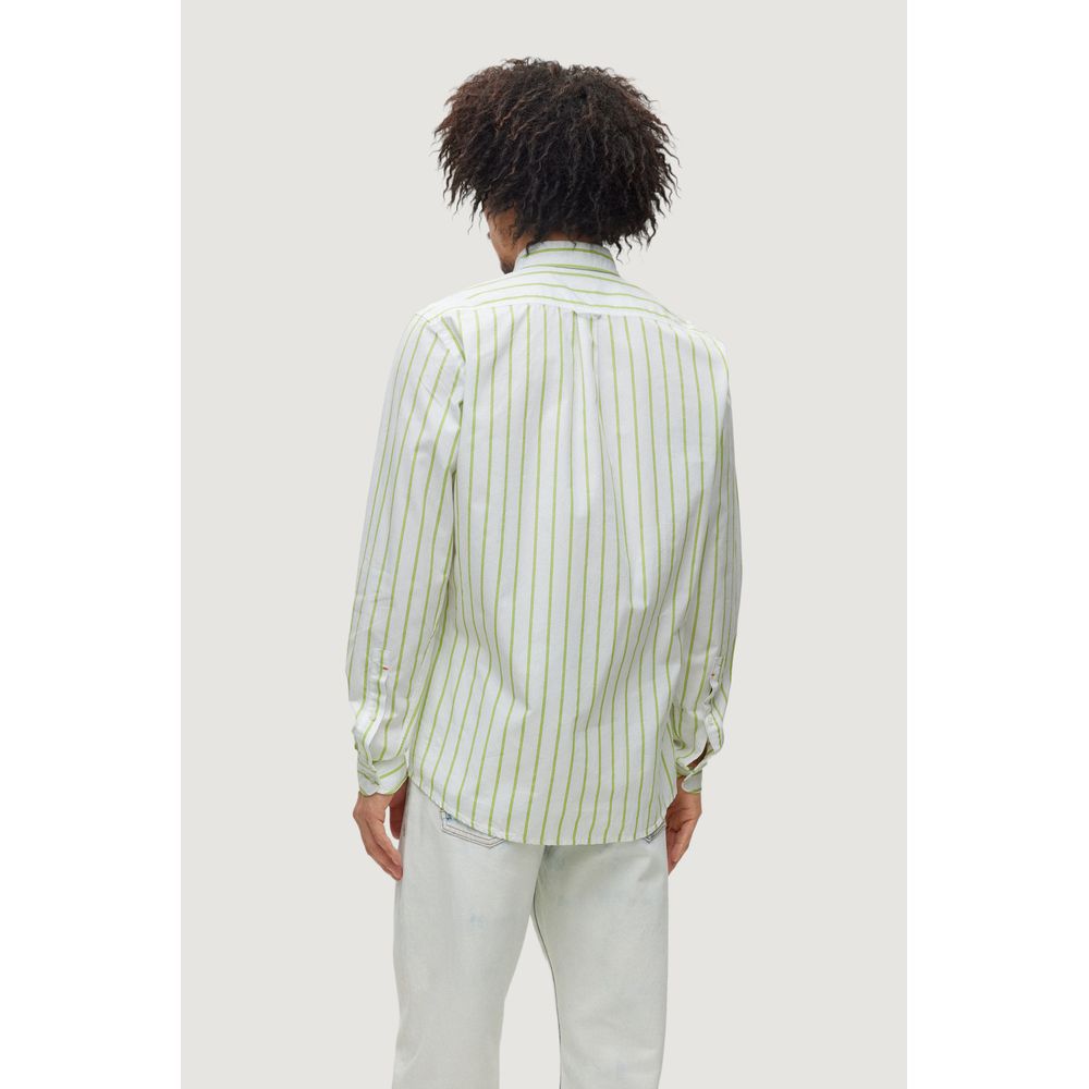 Green Cotton Dress ShirtThe Boss RICKERT 50488030 men’s long-sleeve shirt is a refined choice for any men’s wardrobe. Made from 100% pure cotton, this shirt ensures comfort and breathability all day long. The modern silhouette features a button-down colla