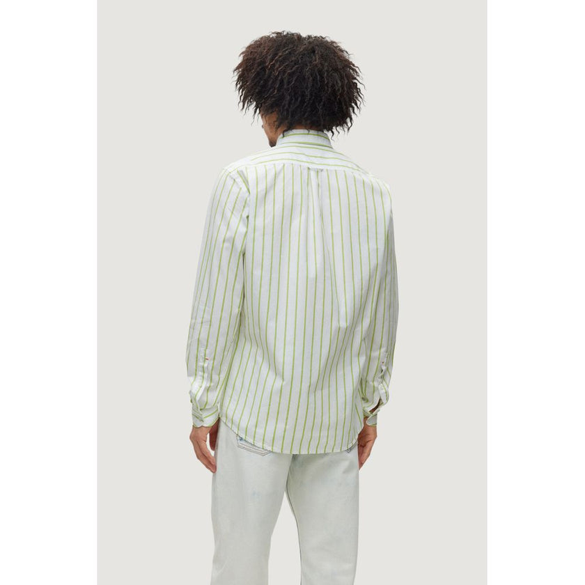 Green Cotton Dress ShirtThe Boss RICKERT 50488030 men’s long-sleeve shirt is a refined choice for any men’s wardrobe. Made from 100% pure cotton, this shirt ensures comfort and breathability all day long. The modern silhouette features a button-down colla