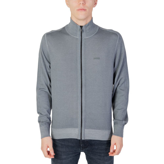 Gray Wool CardiganThe Boss Apavolo 50497595 men’s cardigan is a refined knitwear piece, perfect for completing both casual and formal outfits with elegance. Made from 100% high-quality wool, it ensures softness, comfort, and optimal thermal regulation thr