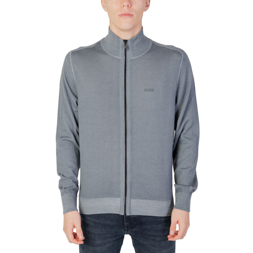 Gray Wool CardiganThe Boss Apavolo 50497595 men’s cardigan is a refined knitwear piece, perfect for completing both casual and formal outfits with elegance. Made from 100% high-quality wool, it ensures softness, comfort, and optimal thermal regulation thr