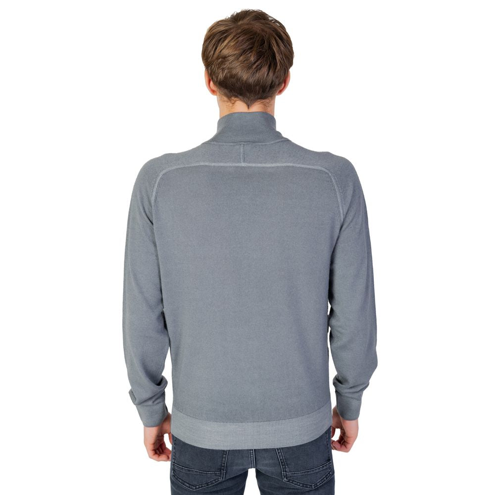 Gray Wool CardiganThe Boss Apavolo 50497595 men’s cardigan is a refined knitwear piece, perfect for completing both casual and formal outfits with elegance. Made from 100% high-quality wool, it ensures softness, comfort, and optimal thermal regulation thr