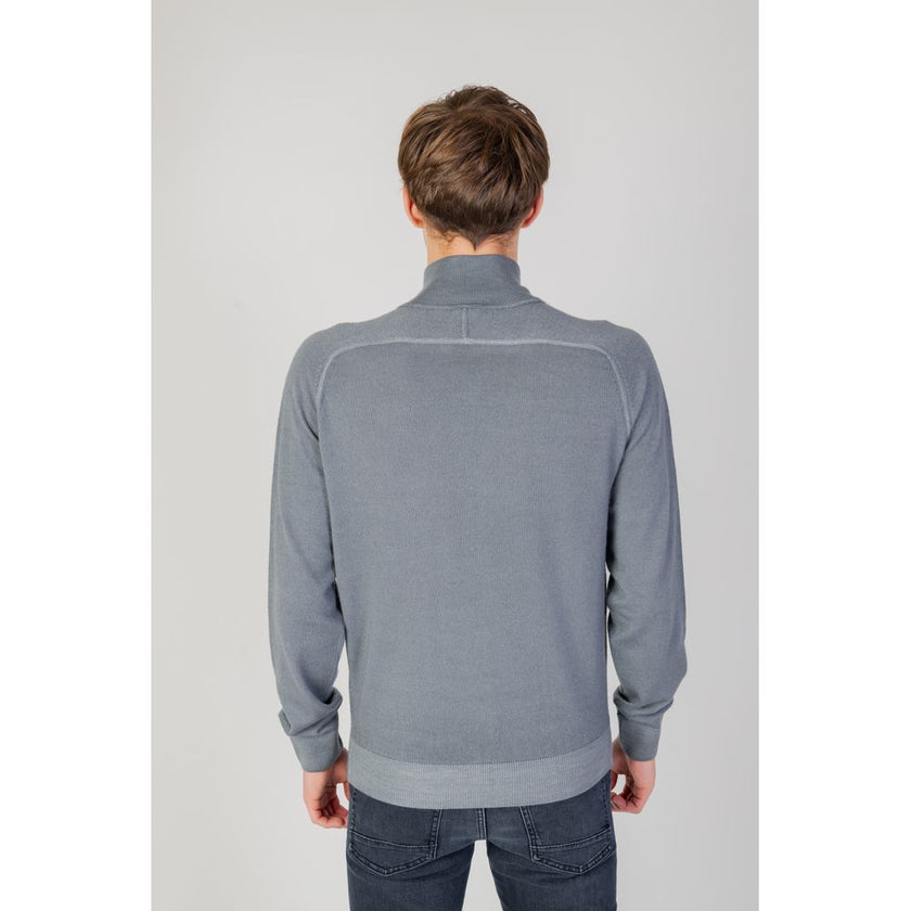 Gray Wool CardiganThe Boss Apavolo 50497595 men’s cardigan is a refined knitwear piece, perfect for completing both casual and formal outfits with elegance. Made from 100% high-quality wool, it ensures softness, comfort, and optimal thermal regulation thr