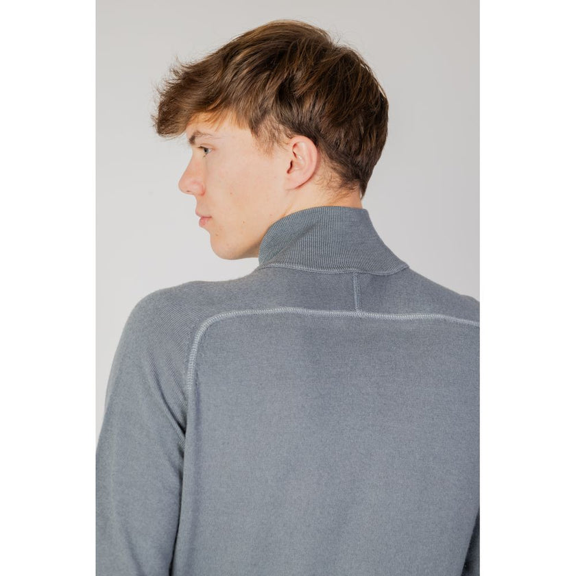 Gray Wool CardiganThe Boss Apavolo 50497595 men’s cardigan is a refined knitwear piece, perfect for completing both casual and formal outfits with elegance. Made from 100% high-quality wool, it ensures softness, comfort, and optimal thermal regulation thr