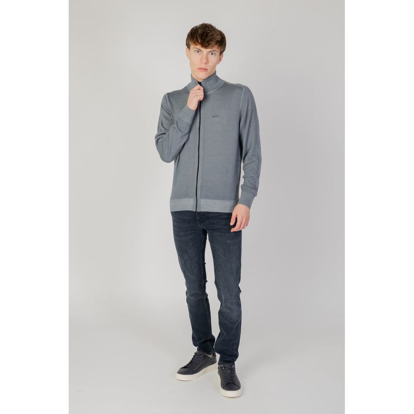 Gray Wool CardiganThe Boss Apavolo 50497595 men’s cardigan is a refined knitwear piece, perfect for completing both casual and formal outfits with elegance. Made from 100% high-quality wool, it ensures softness, comfort, and optimal thermal regulation thr