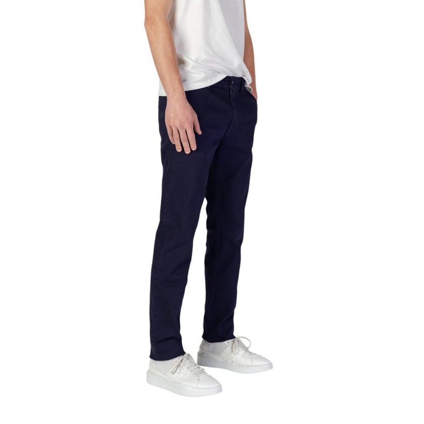 Blue Cotton Skinny PantsThe Boss Chino-Slim-1 10258480 01 50528727 men’s slim fit trousers are the perfect choice for those seeking a refined and contemporary style. Crafted from a high-quality blend of 92% cotton, 6% elastomultiester, and 2% elastane/lyc
