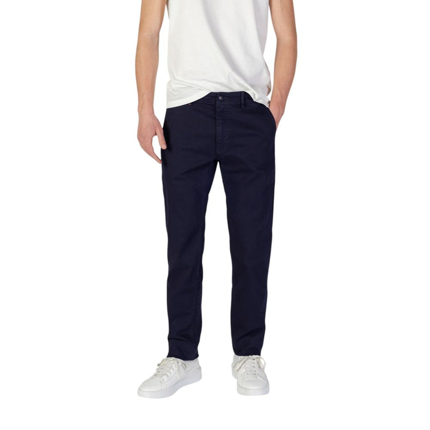 Blue Cotton Skinny PantsThe Boss Chino-Slim-1 10258480 01 50528727 men’s slim fit trousers are the perfect choice for those seeking a refined and contemporary style. Crafted from a high-quality blend of 92% cotton, 6% elastomultiester, and 2% elastane/lyc