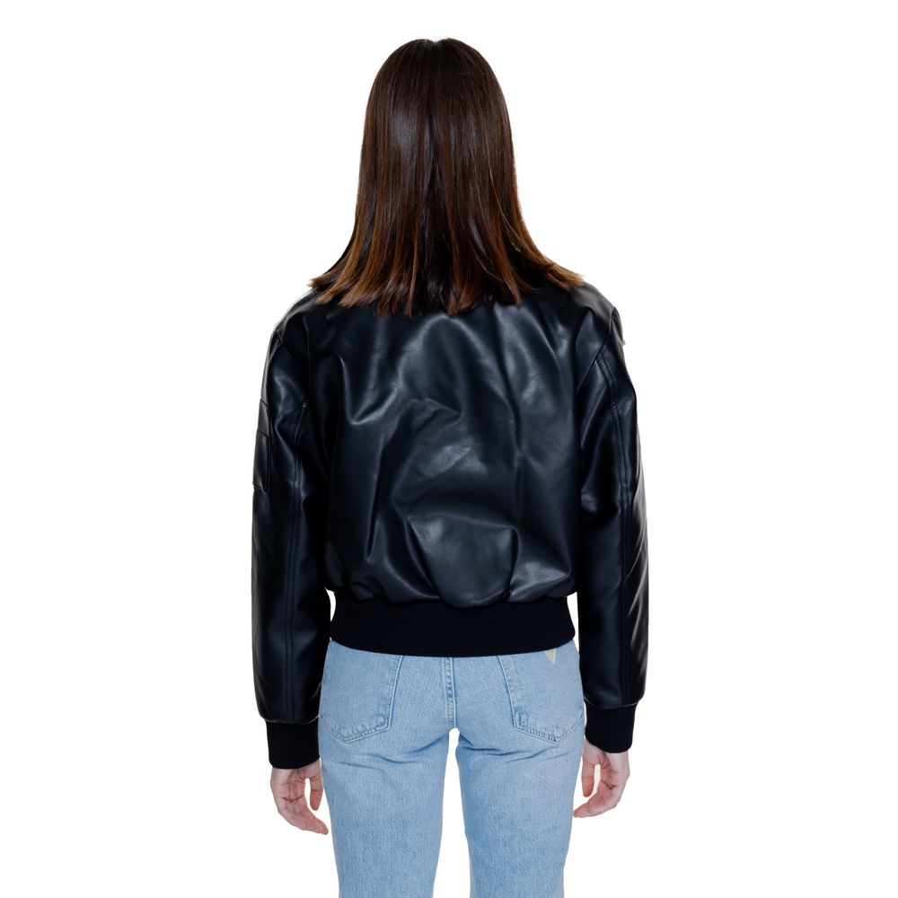 Black Polyethylene Jackets & CoatThe Calvin Klein Jeans FAUX LEATHER BOMBER J20J223546 is the perfect choice for those seeking a modern and edgy look. Crafted from a blend of 60% polyurethane and 40% polyester, this jacket offers a sophisticated appearanc