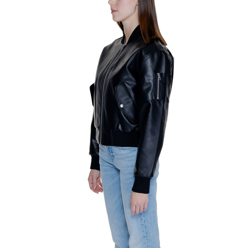 Black Polyethylene Jackets & CoatThe Calvin Klein Jeans FAUX LEATHER BOMBER J20J223546 is the perfect choice for those seeking a modern and edgy look. Crafted from a blend of 60% polyurethane and 40% polyester, this jacket offers a sophisticated appearanc