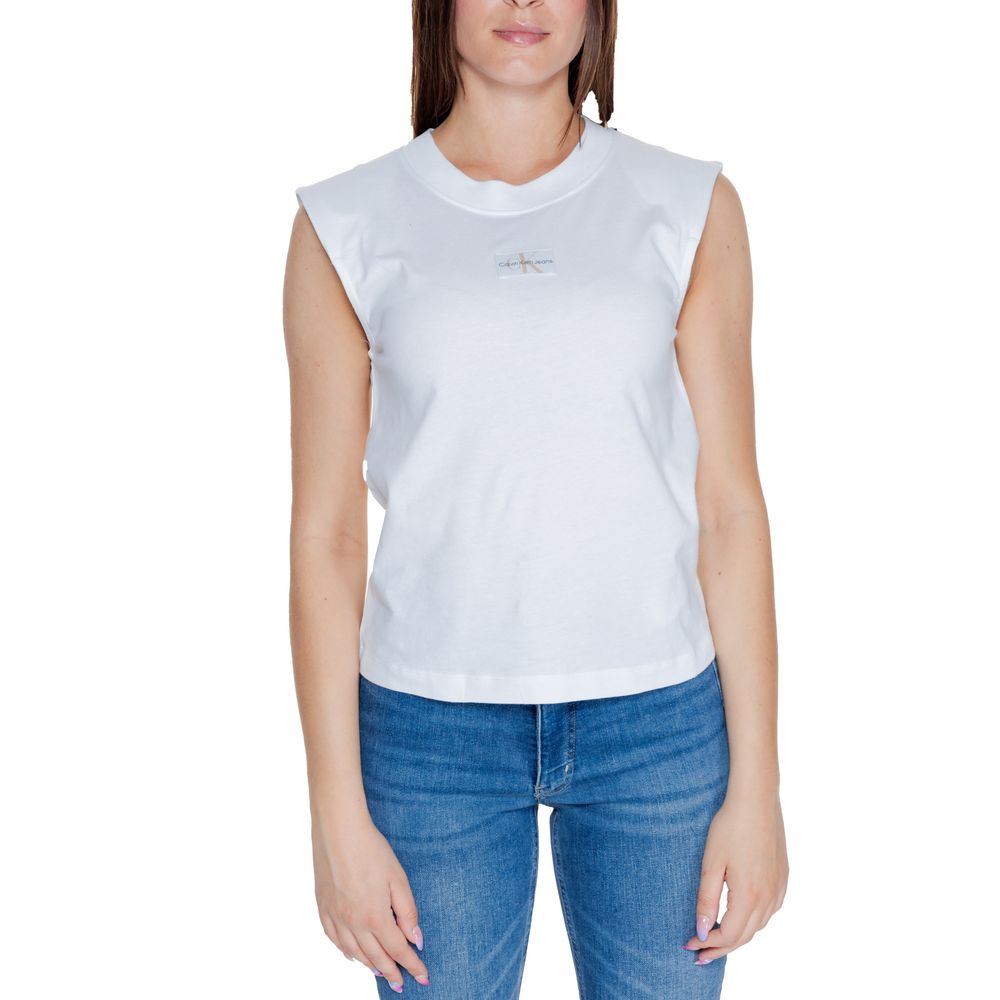 White Cotton T-ShirtDiscover the women’s short sleeve t-shirt Calvin Klein Jeans WOVEN LABEL LOOSE J20J223560, an essential piece for your wardrobe. Made from 100% cotton, this t-shirt offers a comfortable fit and a touch of casual elegance. The sleeveles