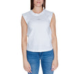 White Cotton T-ShirtDiscover the women’s short sleeve t-shirt Calvin Klein Jeans WOVEN LABEL LOOSE J20J223560, an essential piece for your wardrobe. Made from 100% cotton, this t-shirt offers a comfortable fit and a touch of casual elegance. The sleeveles