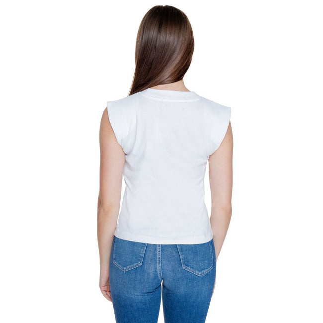 White Cotton T-ShirtDiscover the women’s short sleeve t-shirt Calvin Klein Jeans WOVEN LABEL LOOSE J20J223560, an essential piece for your wardrobe. Made from 100% cotton, this t-shirt offers a comfortable fit and a touch of casual elegance. The sleeveles