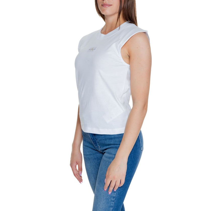 White Cotton T-ShirtDiscover the women’s short sleeve t-shirt Calvin Klein Jeans WOVEN LABEL LOOSE J20J223560, an essential piece for your wardrobe. Made from 100% cotton, this t-shirt offers a comfortable fit and a touch of casual elegance. The sleeveles