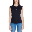 Black Cotton T-ShirtDiscover the women’s short sleeve t-shirt Calvin Klein Jeans WOVEN LABEL LOOSE J20J223560, an essential piece for your wardrobe. Made from 100% cotton, this t-shirt offers a comfortable fit and a touch of casual elegance. The sleeveles