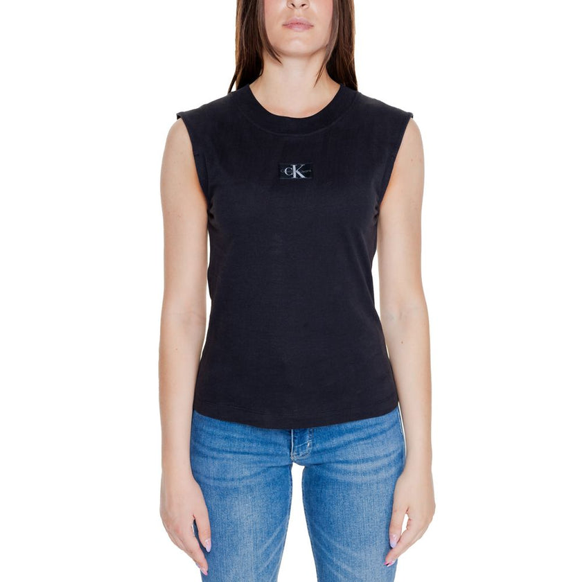 Black Cotton T-ShirtDiscover the women’s short sleeve t-shirt Calvin Klein Jeans WOVEN LABEL LOOSE J20J223560, an essential piece for your wardrobe. Made from 100% cotton, this t-shirt offers a comfortable fit and a touch of casual elegance. The sleeveles