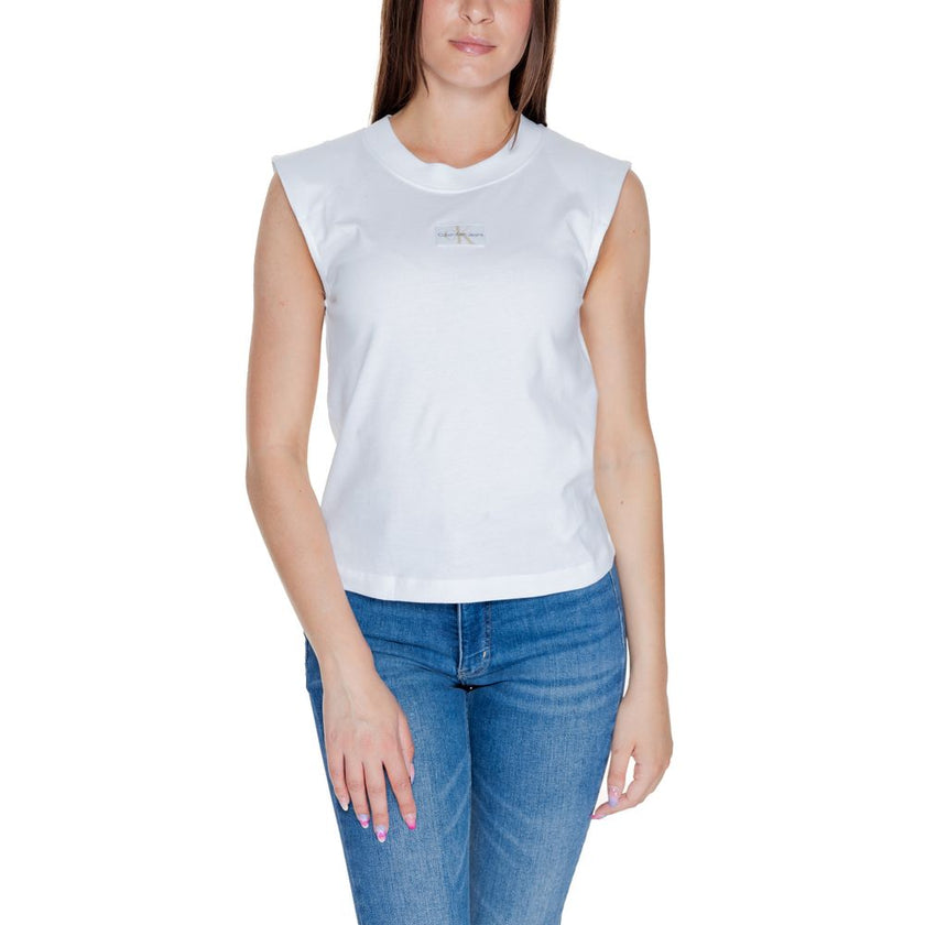 White Cotton T-ShirtDiscover the women’s short sleeve t-shirt Calvin Klein Jeans WOVEN LABEL LOOSE J20J223560, an essential piece for your wardrobe. Made from 100% cotton, this t-shirt offers a comfortable fit and a touch of casual elegance. The sleeveles