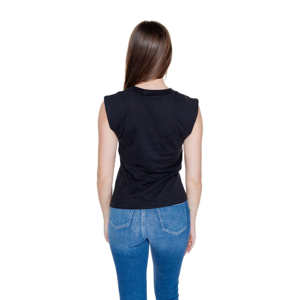 Black Cotton T-ShirtDiscover the women’s short sleeve t-shirt Calvin Klein Jeans WOVEN LABEL LOOSE J20J223560, an essential piece for your wardrobe. Made from 100% cotton, this t-shirt offers a comfortable fit and a touch of casual elegance. The sleeveles