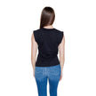 Black Cotton T-ShirtDiscover the women’s short sleeve t-shirt Calvin Klein Jeans WOVEN LABEL LOOSE J20J223560, an essential piece for your wardrobe. Made from 100% cotton, this t-shirt offers a comfortable fit and a touch of casual elegance. The sleeveles
