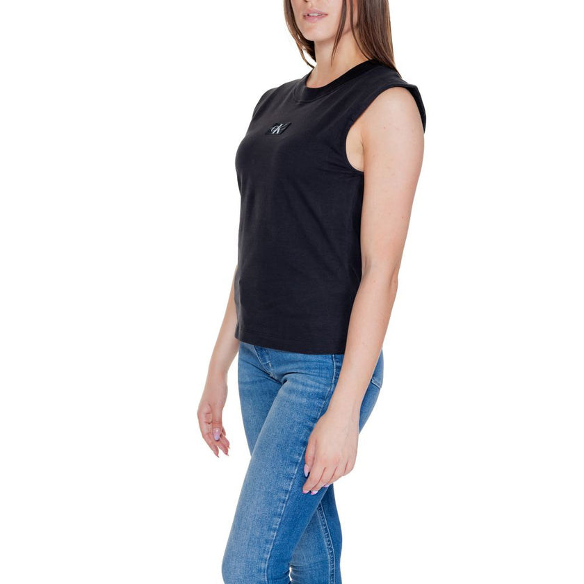 Black Cotton T-ShirtDiscover the women’s short sleeve t-shirt Calvin Klein Jeans WOVEN LABEL LOOSE J20J223560, an essential piece for your wardrobe. Made from 100% cotton, this t-shirt offers a comfortable fit and a touch of casual elegance. The sleeveles