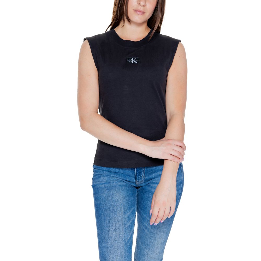 Black Cotton T-ShirtDiscover the women’s short sleeve t-shirt Calvin Klein Jeans WOVEN LABEL LOOSE J20J223560, an essential piece for your wardrobe. Made from 100% cotton, this t-shirt offers a comfortable fit and a touch of casual elegance. The sleeveles