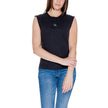 Black Cotton T-ShirtDiscover the women’s short sleeve t-shirt Calvin Klein Jeans WOVEN LABEL LOOSE J20J223560, an essential piece for your wardrobe. Made from 100% cotton, this t-shirt offers a comfortable fit and a touch of casual elegance. The sleeveles