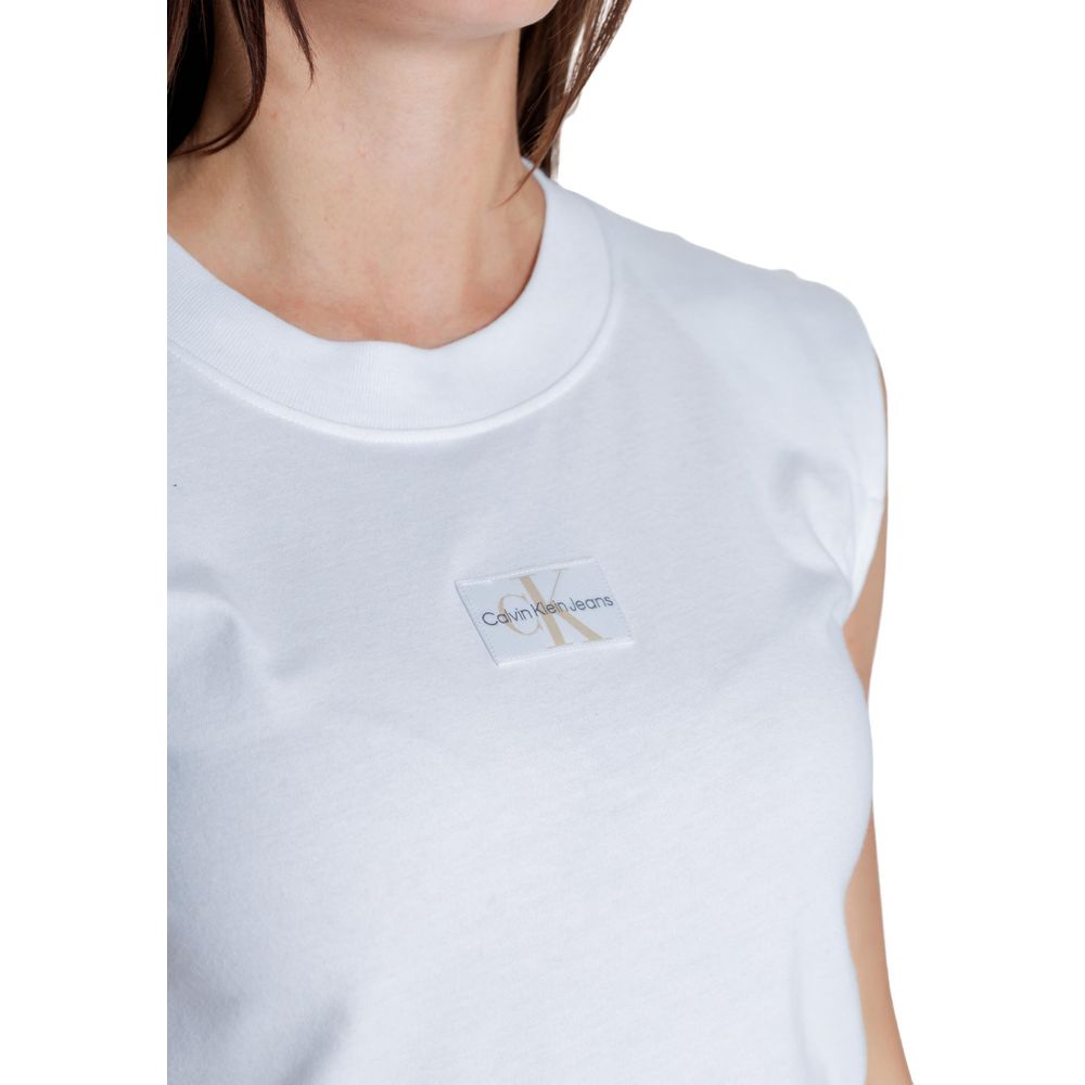 White Cotton T-ShirtDiscover the women’s short sleeve t-shirt Calvin Klein Jeans WOVEN LABEL LOOSE J20J223560, an essential piece for your wardrobe. Made from 100% cotton, this t-shirt offers a comfortable fit and a touch of casual elegance. The sleeveles