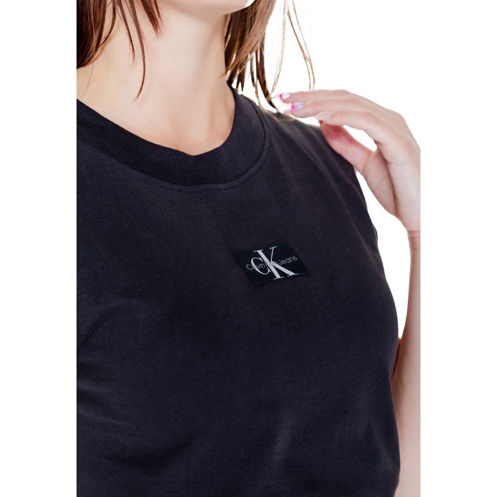 Black Cotton T-ShirtDiscover the women’s short sleeve t-shirt Calvin Klein Jeans WOVEN LABEL LOOSE J20J223560, an essential piece for your wardrobe. Made from 100% cotton, this t-shirt offers a comfortable fit and a touch of casual elegance. The sleeveles