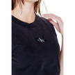 Black Cotton T-ShirtDiscover the women’s short sleeve t-shirt Calvin Klein Jeans WOVEN LABEL LOOSE J20J223560, an essential piece for your wardrobe. Made from 100% cotton, this t-shirt offers a comfortable fit and a touch of casual elegance. The sleeveles