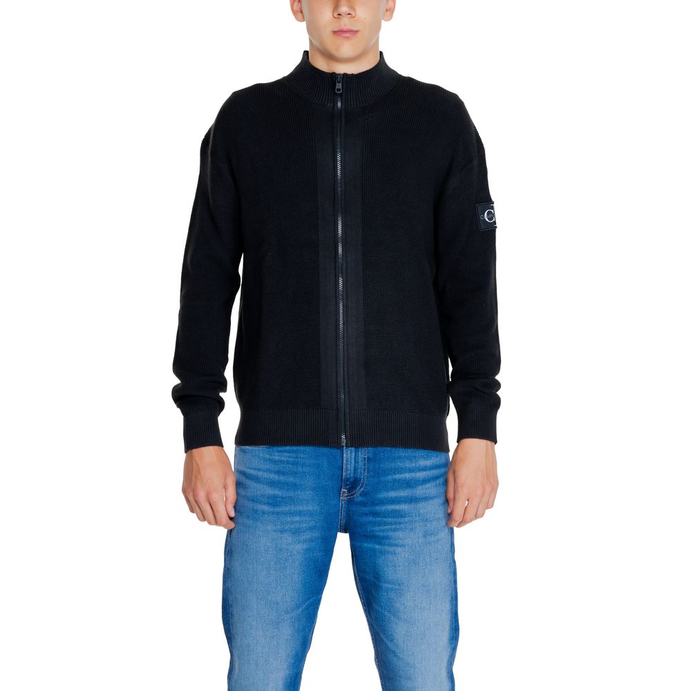Black Recycled Cotton CardiganThe Calvin Klein Jeans CORE BADGE J30J323814 men’s cardigan is a modern and versatile knitwear piece, perfect for those seeking a casual yet refined style. Made from 100% recycled cotton, it ensures natural comfort and sustai