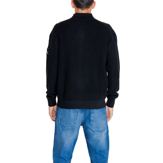 Black Recycled Cotton CardiganThe Calvin Klein Jeans CORE BADGE J30J323814 men’s cardigan is a modern and versatile knitwear piece, perfect for those seeking a casual yet refined style. Made from 100% recycled cotton, it ensures natural comfort and sustai