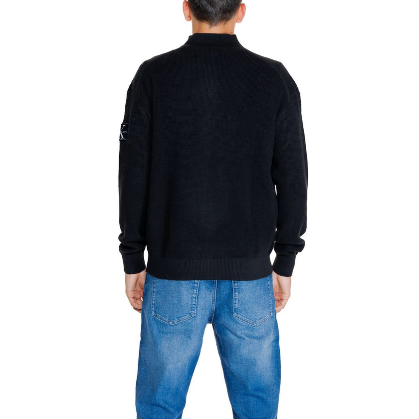 Black Recycled Cotton CardiganThe Calvin Klein Jeans CORE BADGE J30J323814 men’s cardigan is a modern and versatile knitwear piece, perfect for those seeking a casual yet refined style. Made from 100% recycled cotton, it ensures natural comfort and sustai