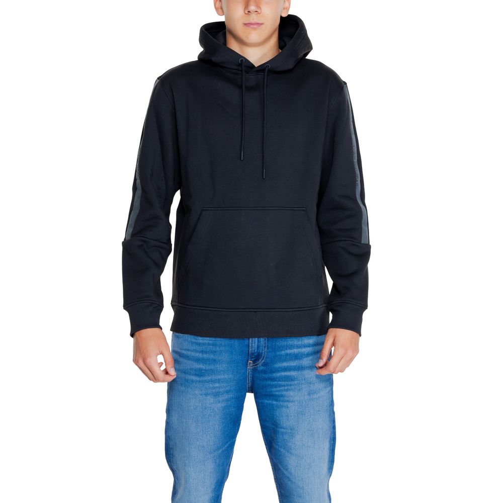 Black Cotton HoodieThe Calvin Klein Jeans LOGO TAPE J30J325632 men’s hoodie perfectly blends contemporary style with everyday comfort. Crafted from a blend of 50% cotton and 50% polyester, it offers a soft, pleasant feel suitable for any season. The desig