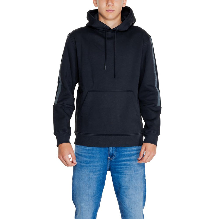 Black Cotton HoodieThe Calvin Klein Jeans LOGO TAPE J30J325632 men’s hoodie perfectly blends contemporary style with everyday comfort. Crafted from a blend of 50% cotton and 50% polyester, it offers a soft, pleasant feel suitable for any season. The desig
