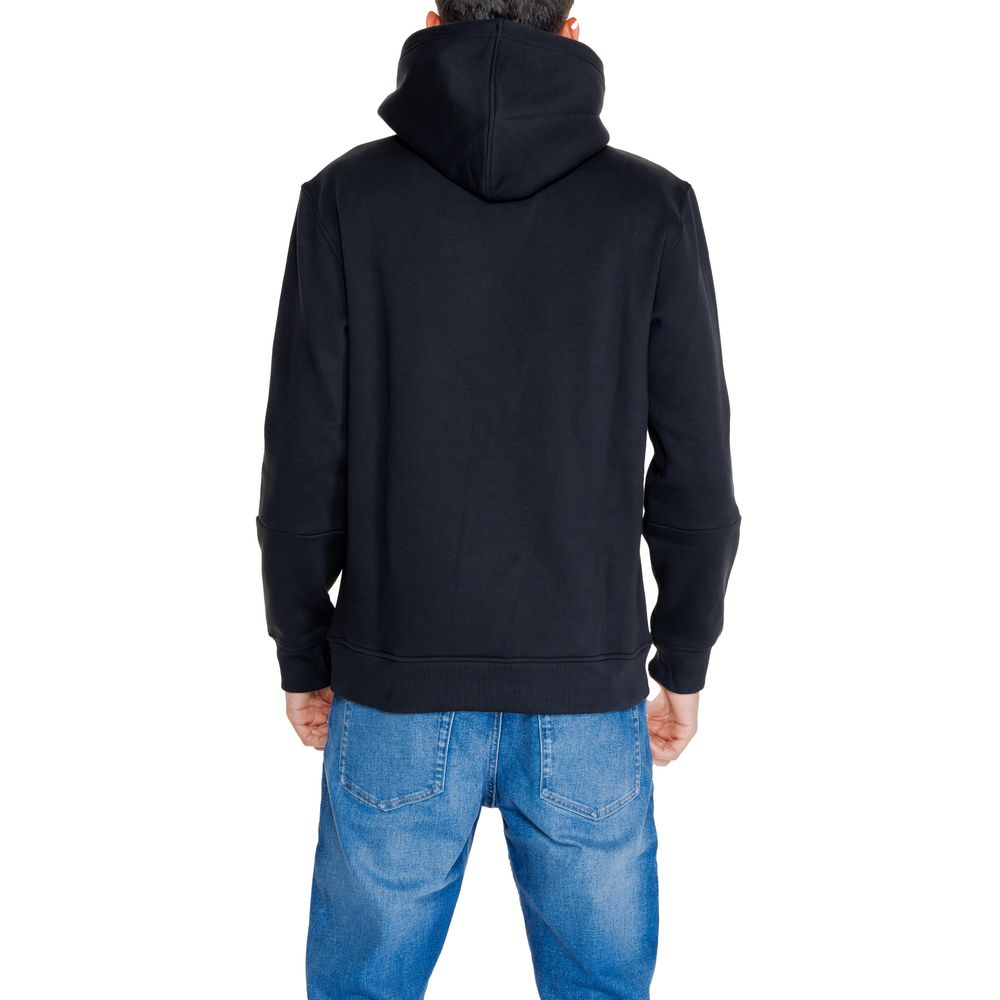 Black Cotton HoodieThe Calvin Klein Jeans LOGO TAPE J30J325632 men’s hoodie perfectly blends contemporary style with everyday comfort. Crafted from a blend of 50% cotton and 50% polyester, it offers a soft, pleasant feel suitable for any season. The desig