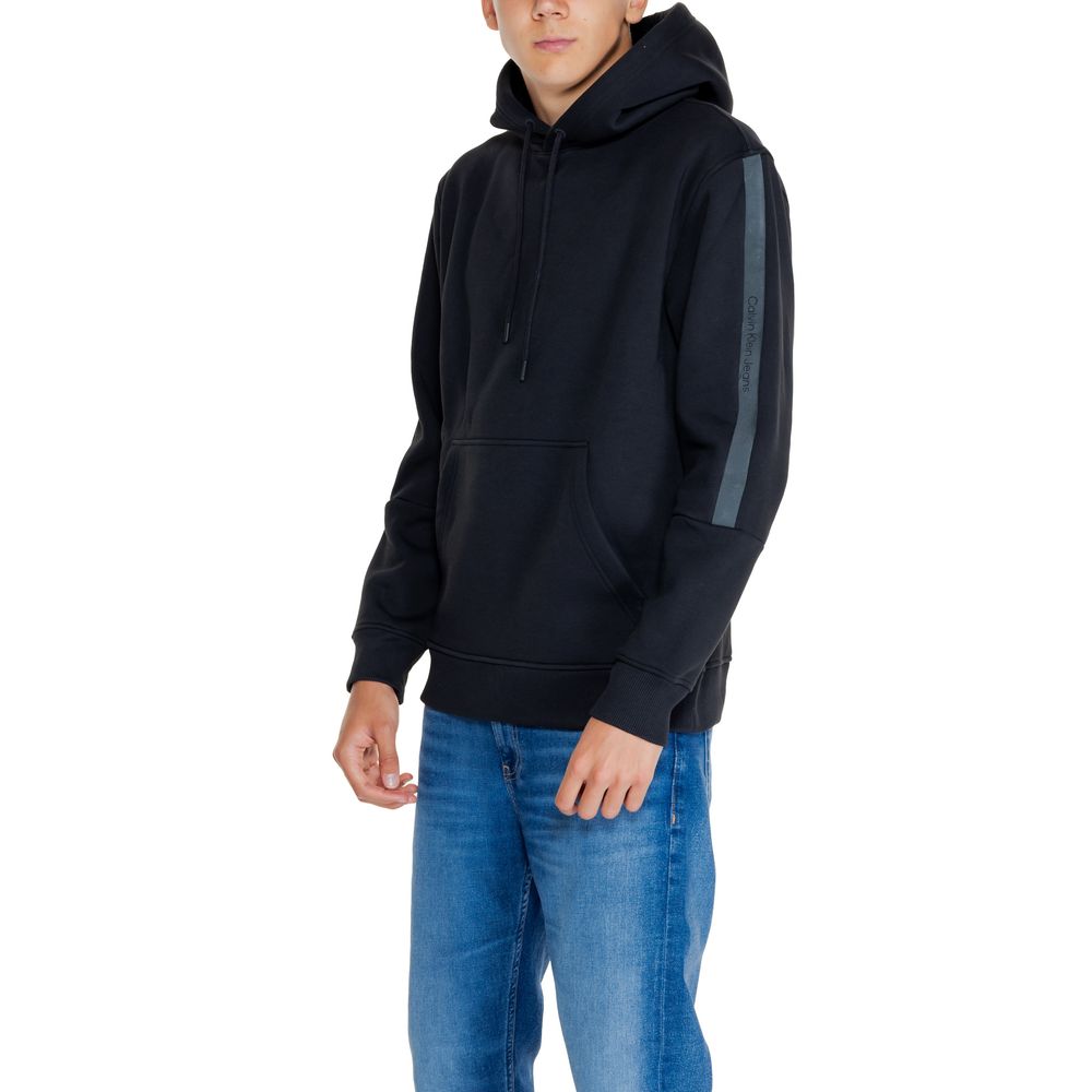 Black Cotton HoodieThe Calvin Klein Jeans LOGO TAPE J30J325632 men’s hoodie perfectly blends contemporary style with everyday comfort. Crafted from a blend of 50% cotton and 50% polyester, it offers a soft, pleasant feel suitable for any season. The desig