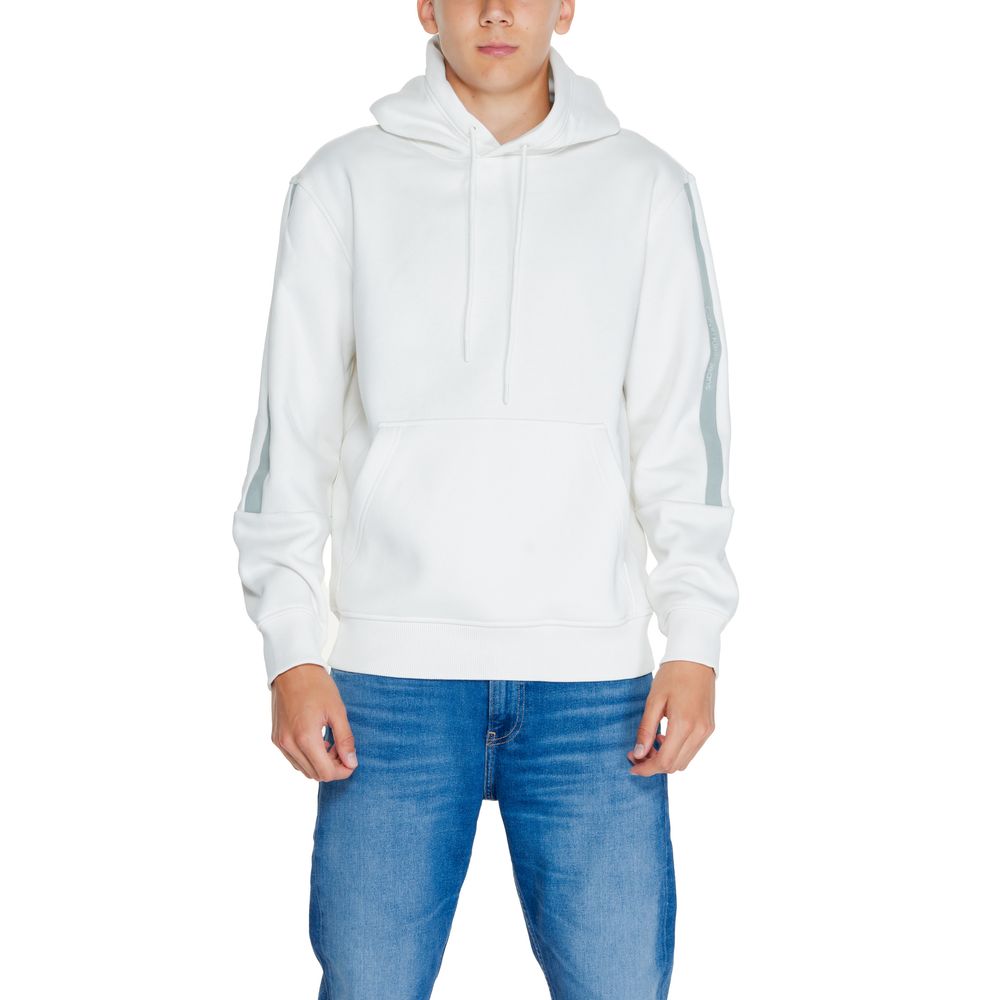 Cream Cotton HoodieThe Calvin Klein Jeans LOGO TAPE J30J325632 men’s hoodie perfectly blends contemporary style with everyday comfort. Crafted from a blend of 50% cotton and 50% polyester, it offers a soft, pleasant feel suitable for any season. The desig