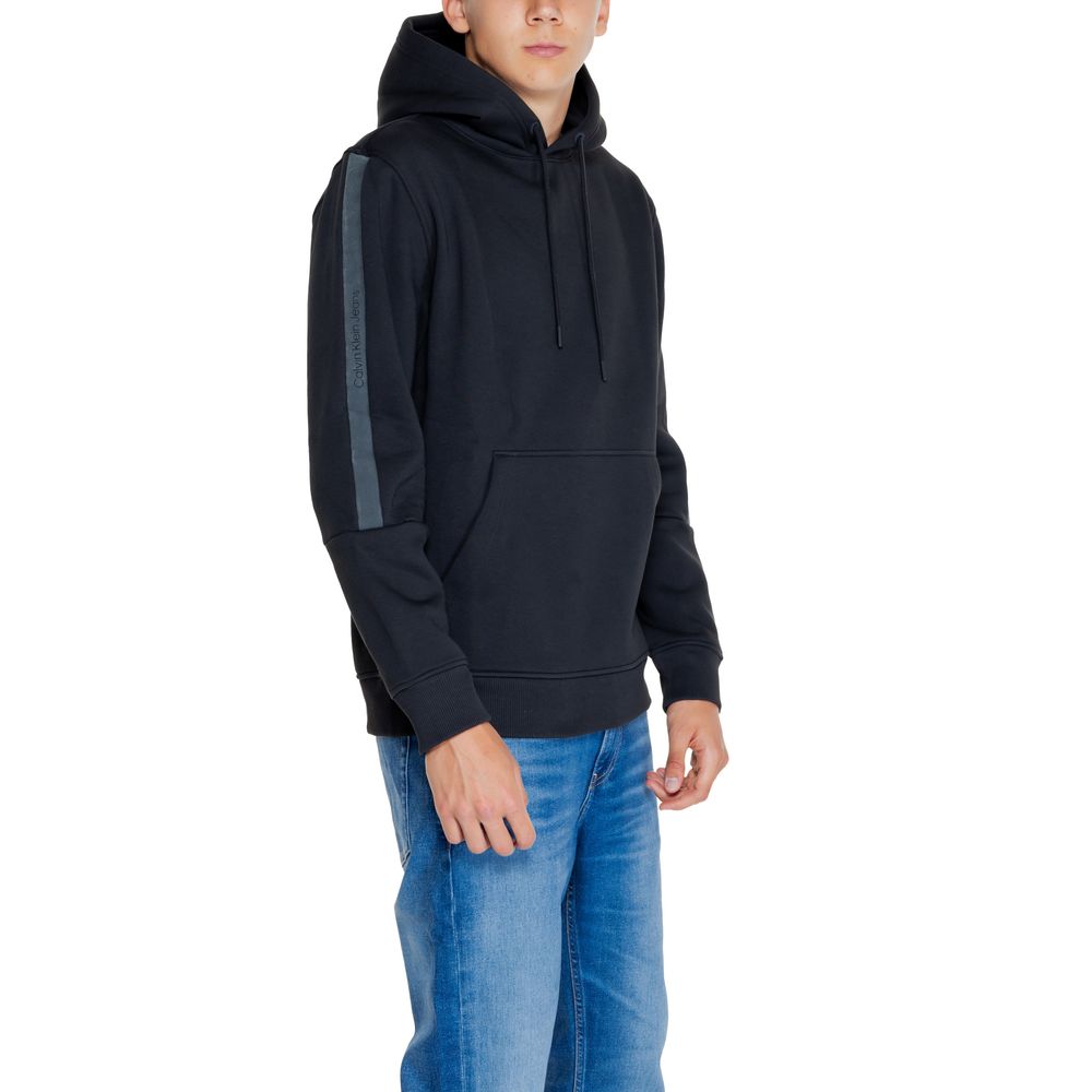Black Cotton HoodieThe Calvin Klein Jeans LOGO TAPE J30J325632 men’s hoodie perfectly blends contemporary style with everyday comfort. Crafted from a blend of 50% cotton and 50% polyester, it offers a soft, pleasant feel suitable for any season. The desig