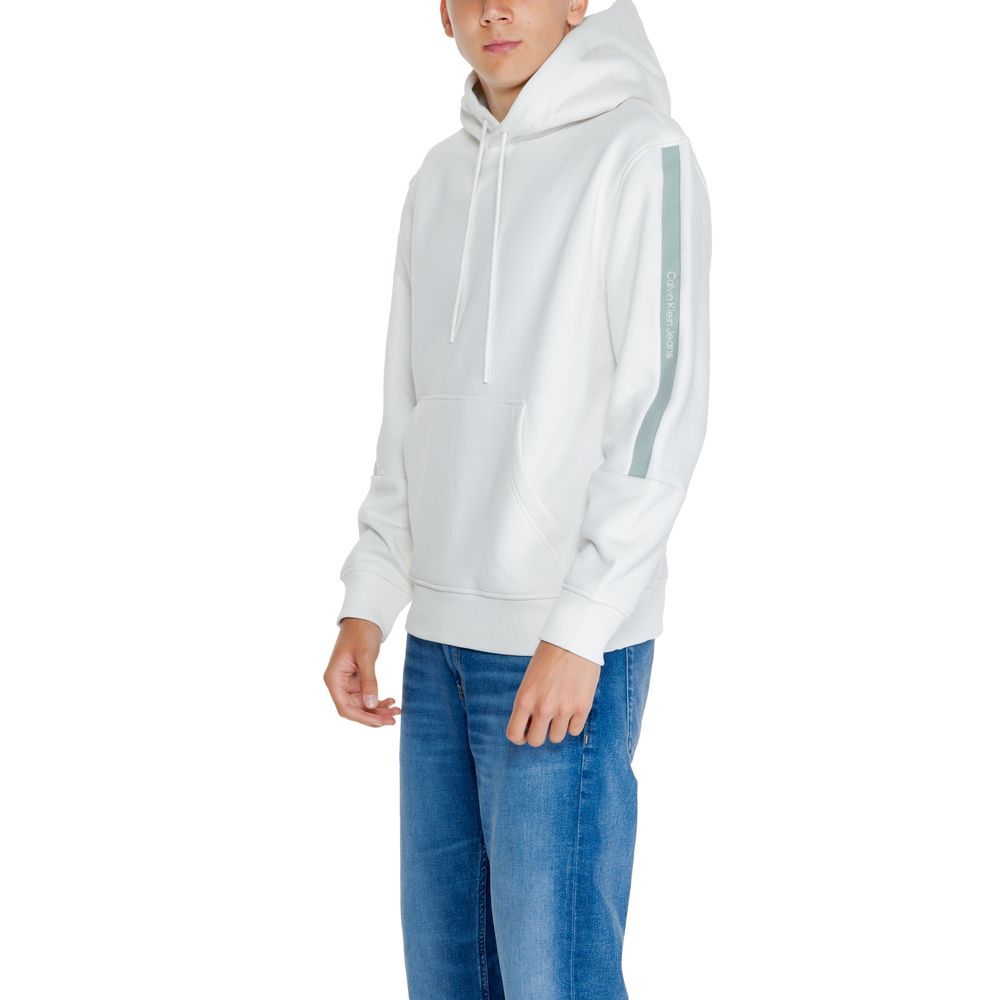 Cream Cotton HoodieThe Calvin Klein Jeans LOGO TAPE J30J325632 men’s hoodie perfectly blends contemporary style with everyday comfort. Crafted from a blend of 50% cotton and 50% polyester, it offers a soft, pleasant feel suitable for any season. The desig