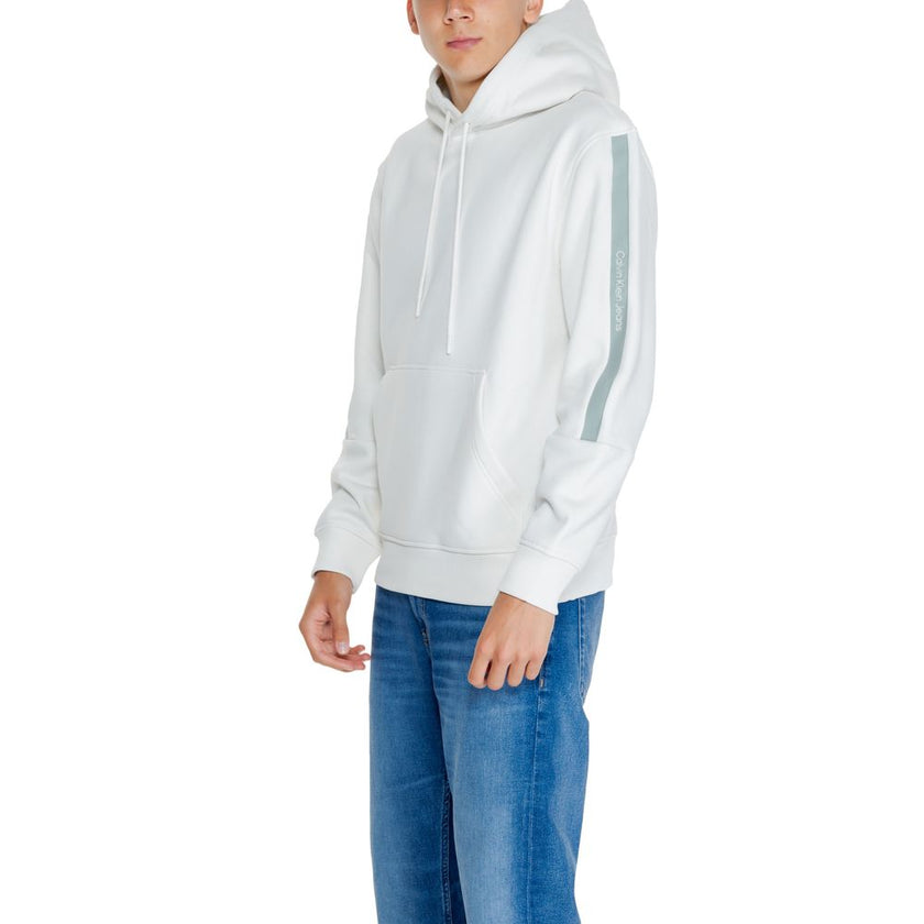 Cream Cotton HoodieThe Calvin Klein Jeans LOGO TAPE J30J325632 men’s hoodie perfectly blends contemporary style with everyday comfort. Crafted from a blend of 50% cotton and 50% polyester, it offers a soft, pleasant feel suitable for any season. The desig