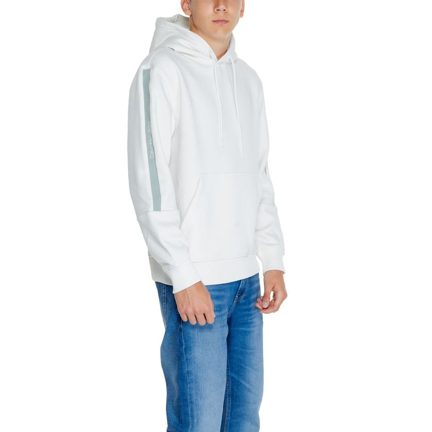 Cream Cotton HoodieThe Calvin Klein Jeans LOGO TAPE J30J325632 men’s hoodie perfectly blends contemporary style with everyday comfort. Crafted from a blend of 50% cotton and 50% polyester, it offers a soft, pleasant feel suitable for any season. The desig