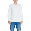 White Organic Cotton SweaterThe Calvin Klein Jeans SOFT UTILITY RAGLAN J30J325672 men’s sweater is the perfect choice for those seeking both style and comfort. Crafted from 100% organic cotton, this sweater offers a soft touch on the skin and eco-friendly