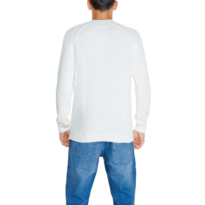 White Organic Cotton SweaterThe Calvin Klein Jeans SOFT UTILITY RAGLAN J30J325672 men’s sweater is the perfect choice for those seeking both style and comfort. Crafted from 100% organic cotton, this sweater offers a soft touch on the skin and eco-friendly